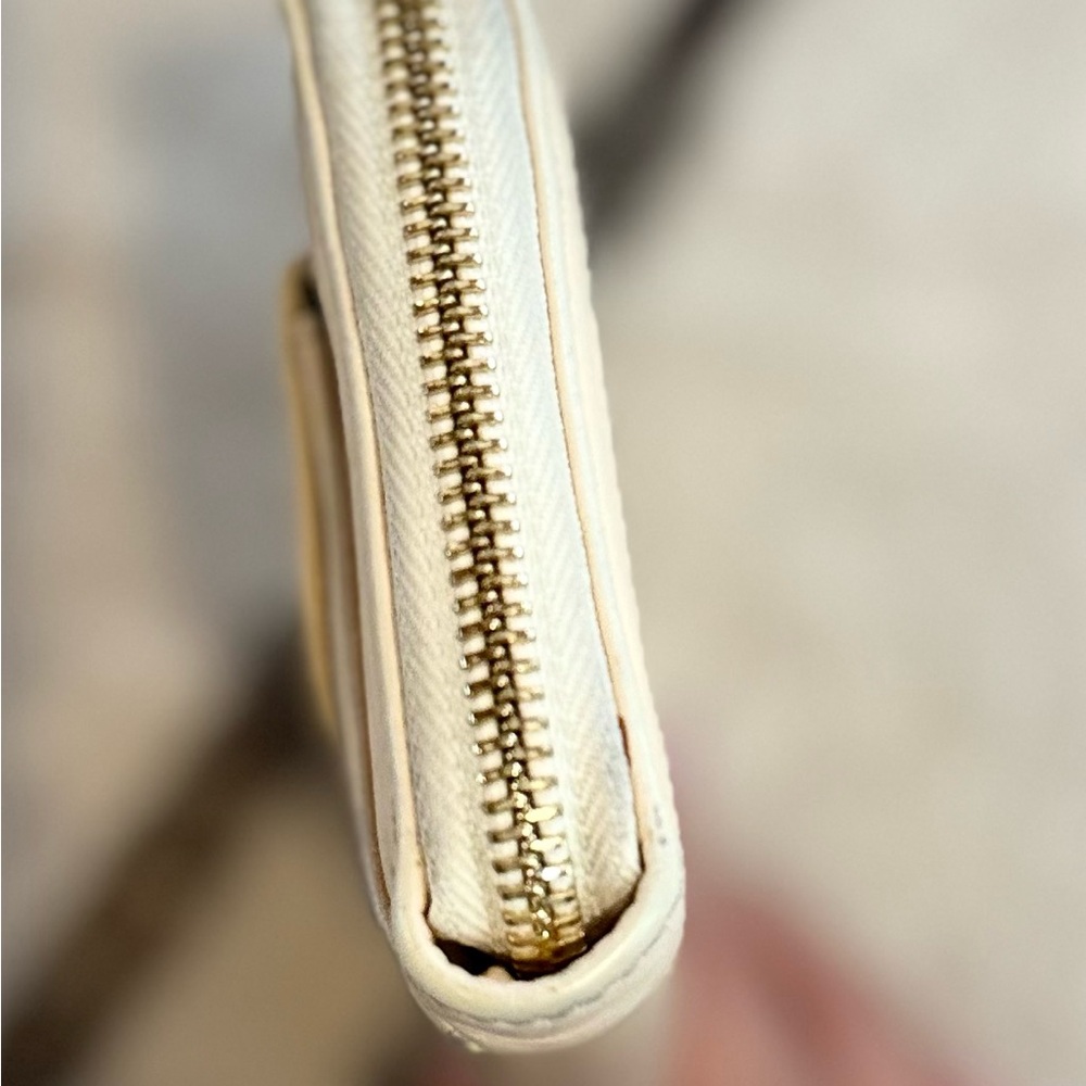 Chloe Cream Leather zipper wallet with Silver Bow - Picture 6 of 7
